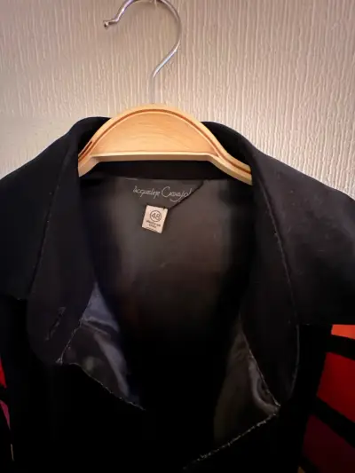 Camisa negra con detalles coloridos - miniatura 2
