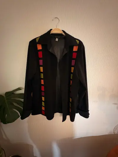 Camisa negra con detalles coloridos - miniatura 3