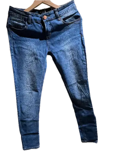 Jeans azul con estampado de flores - miniatura 1