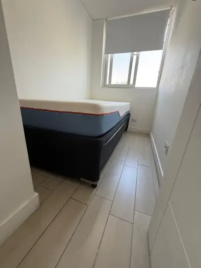 Cama con colchón en buen estado - miniatura 1