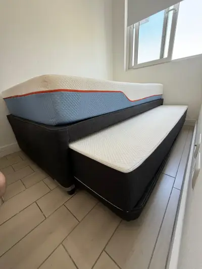 Cama con colchón en buen estado - miniatura 4
