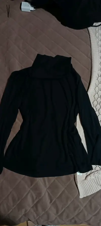 Polera negra de cuello alto - miniatura 1