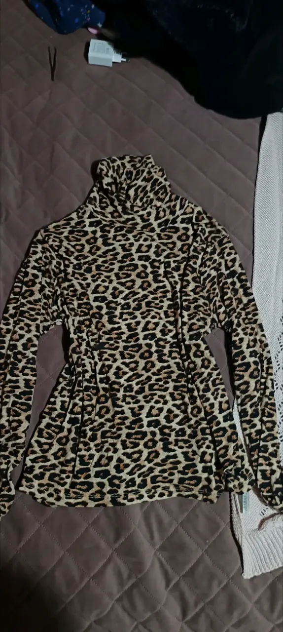 Polera negra de cuello alto - 2