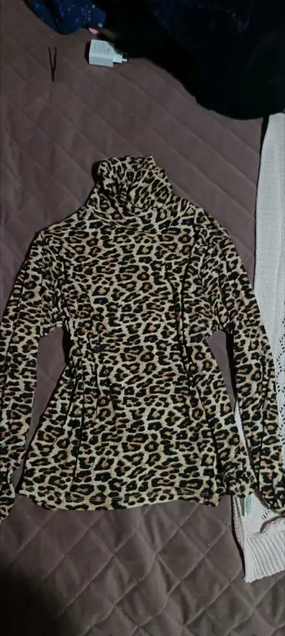 Polera negra de cuello alto - miniatura 2