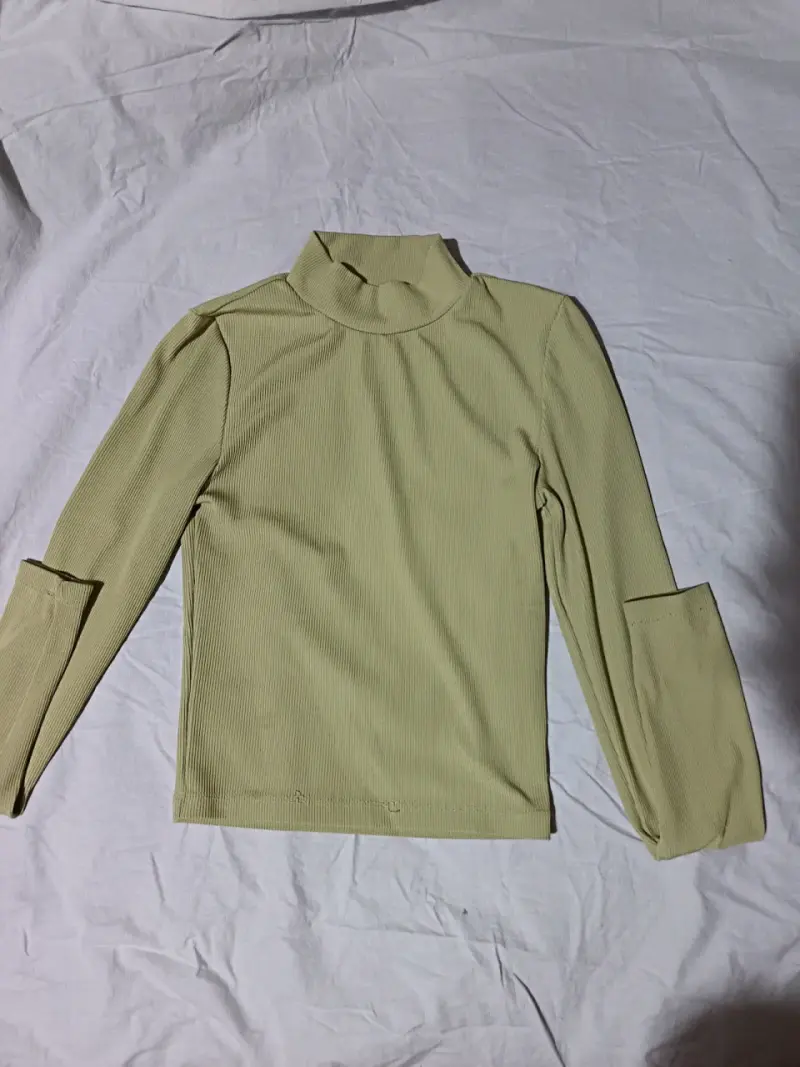 Polera negra de cuello alto - 6