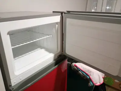 Refrigerador rojo Midea A+ - miniatura 2
