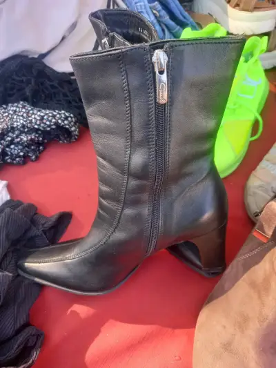 Botas negras con tacón - miniatura 1