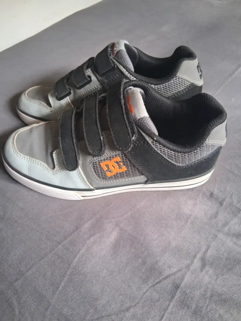 Zapatillas gris con velcro marca dc - 2