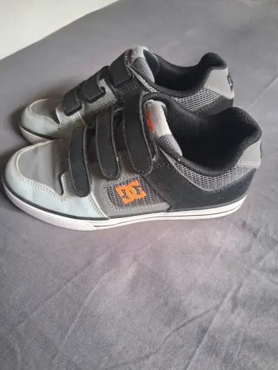 Zapatillas gris con velcro marca dc - miniatura 2