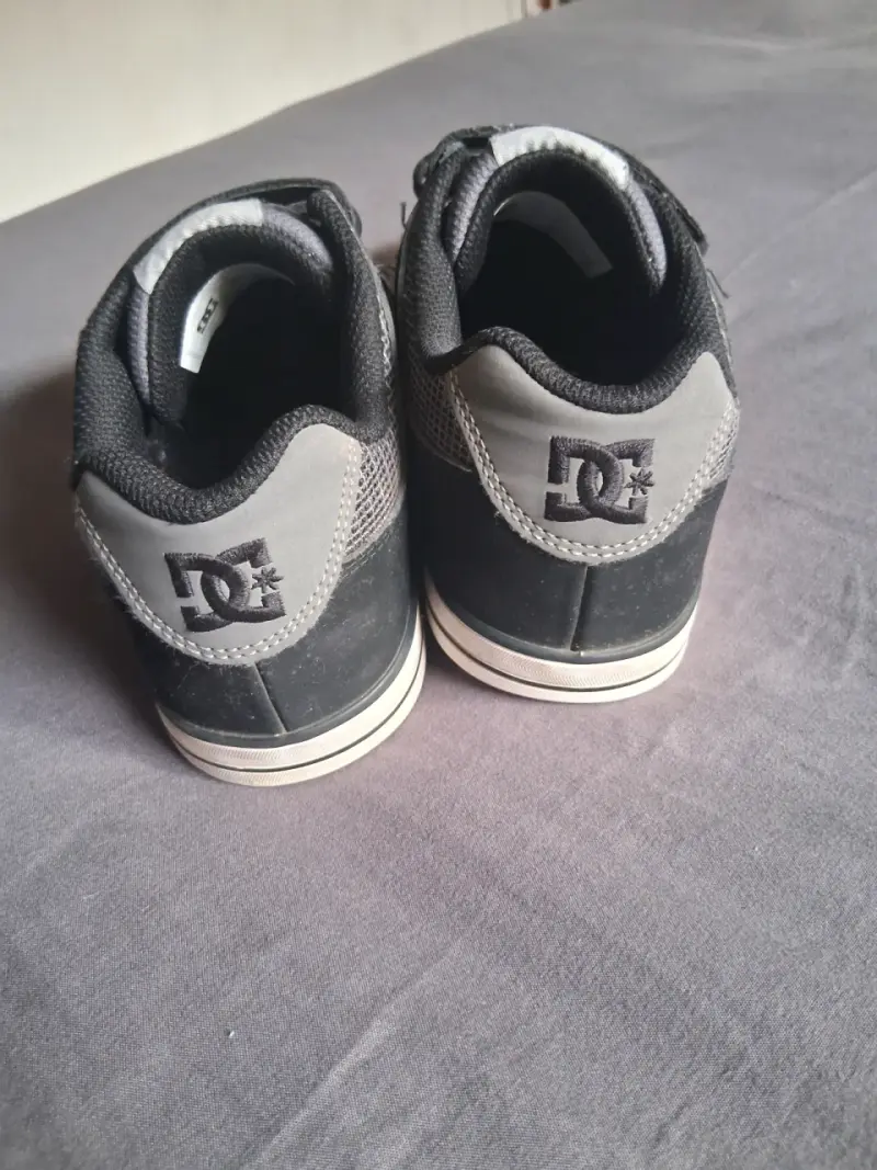 Zapatillas gris con velcro marca dc - 3