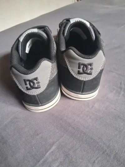 Zapatillas gris con velcro marca dc - miniatura 3