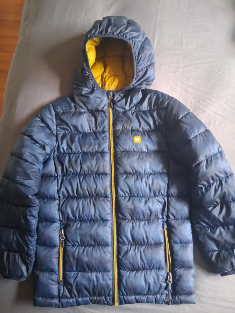Chaqueta acolchada azul con capucha maui and son