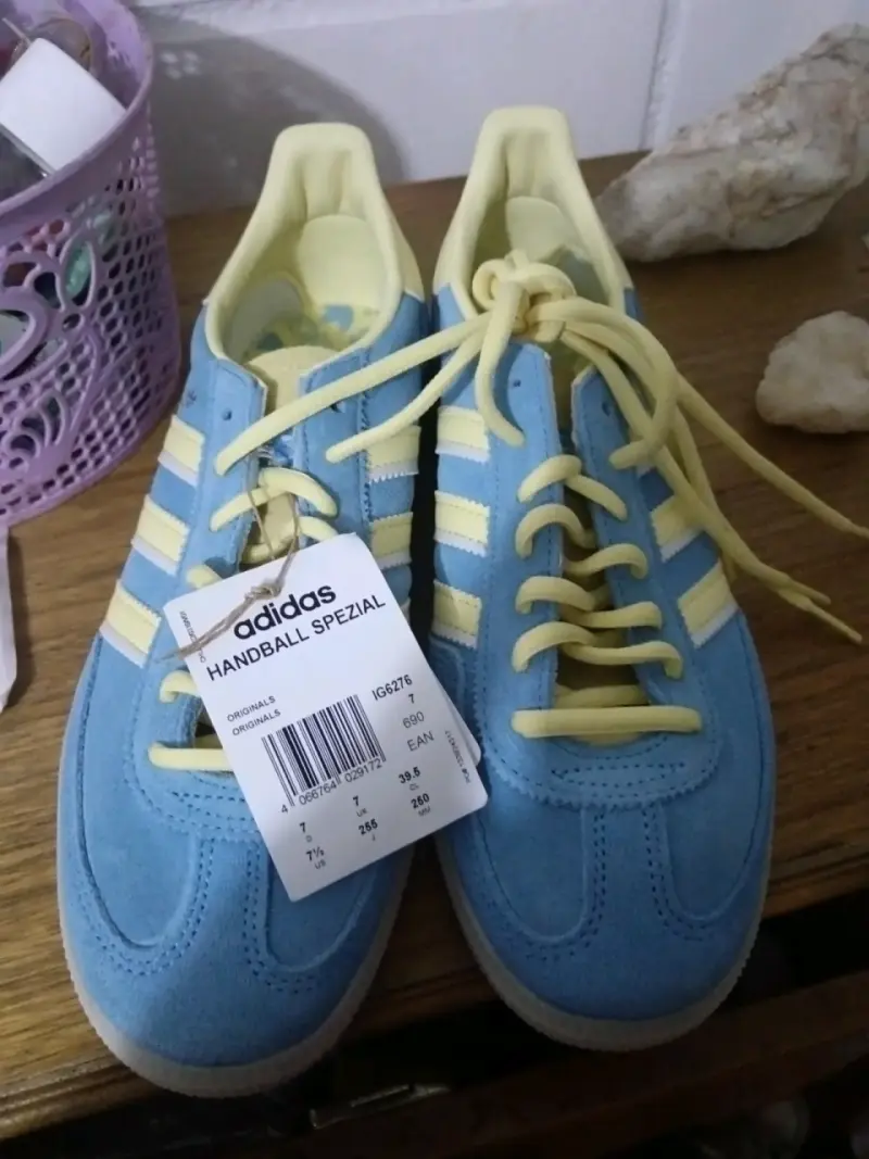 Zapatillas celestes Adidas con caja - 2