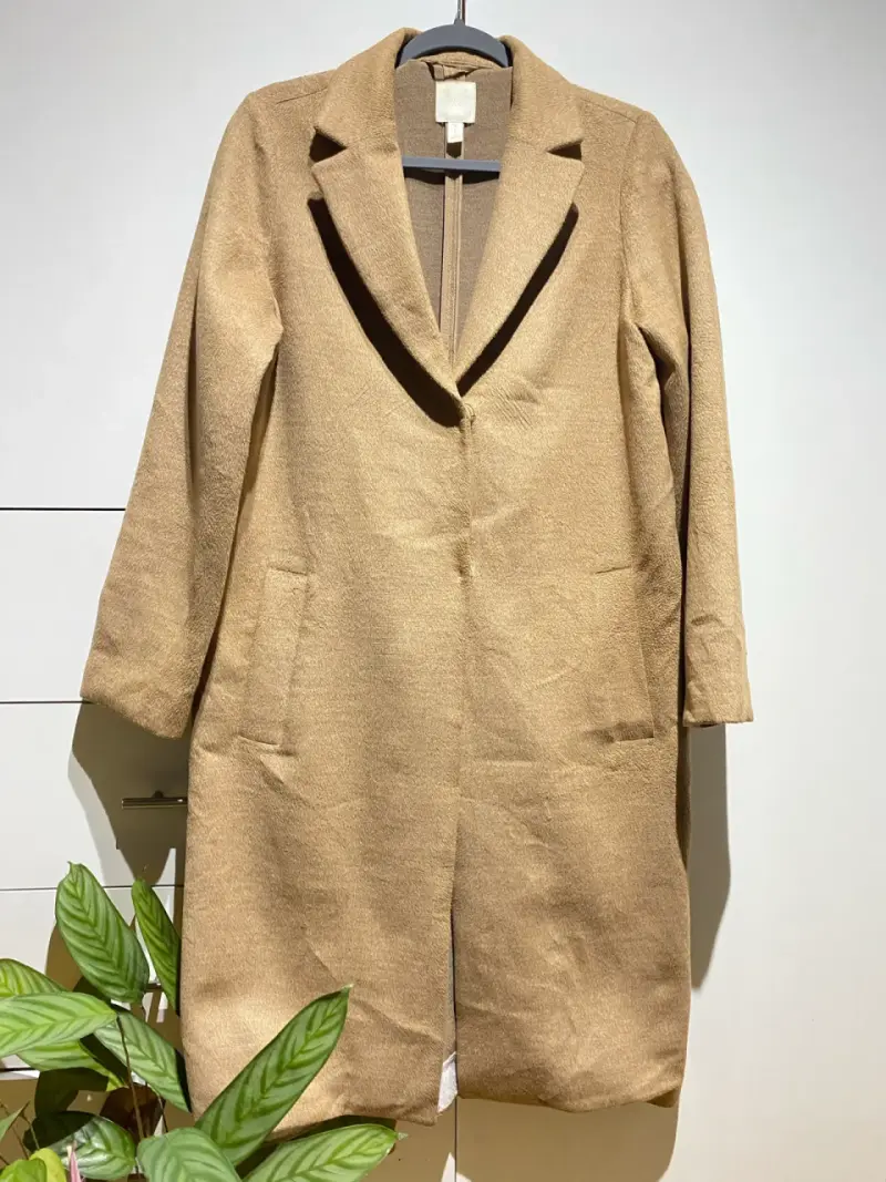Abrigo largo beige mujer