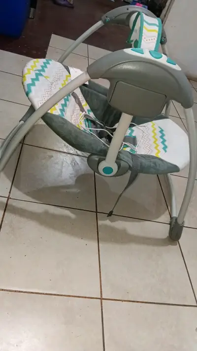 Columpio eléctrico para bebé - miniatura 2