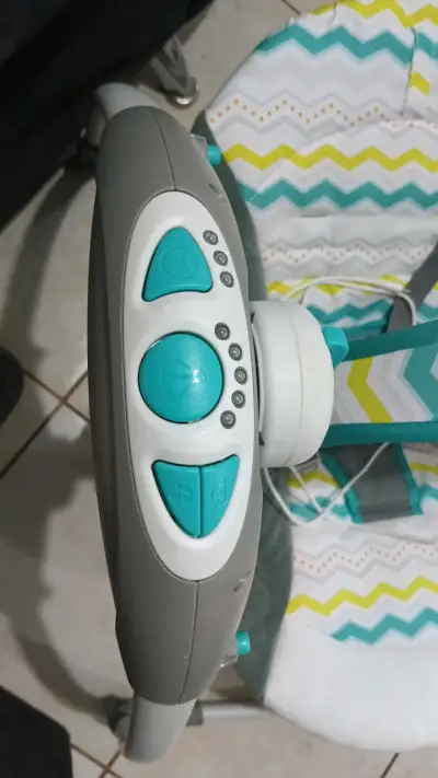 Columpio eléctrico para bebé - miniatura 3
