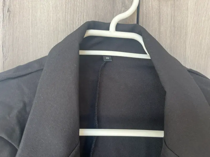 Blazer negro corto elegante - 2