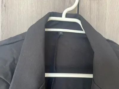 Blazer negro corto elegante - miniatura 2
