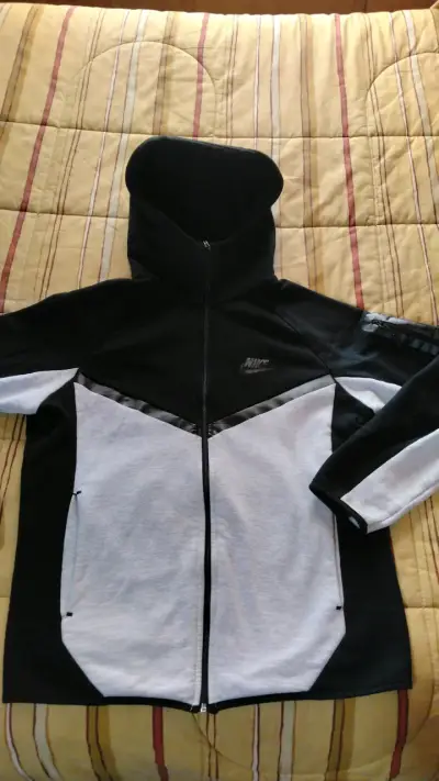 Polerón Nike negro y gris con capucha - miniatura 1