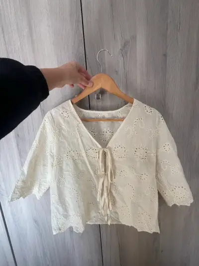 Blusa beige bordada - miniatura 1