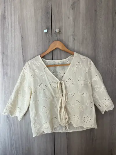 Blusa beige bordada - miniatura 2