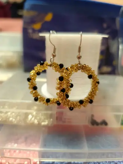 Aros dorados con cristales negros - miniatura 1