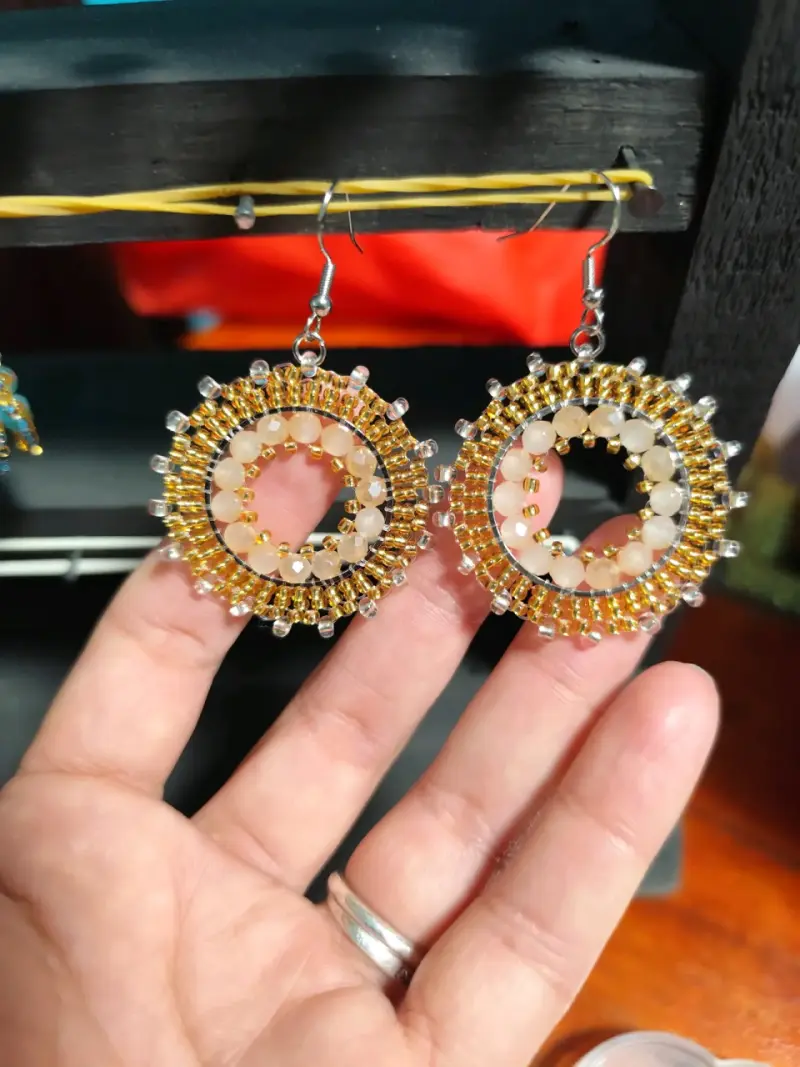 Aros dorados con cristales negros - 3