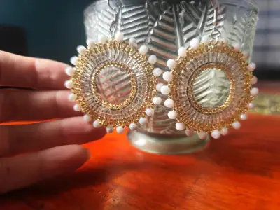 Aros dorados con cristales negros - miniatura 5