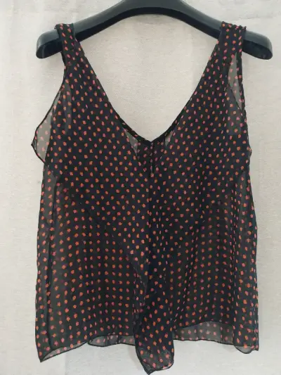 Blusa negra con lunares rojos - miniatura 1