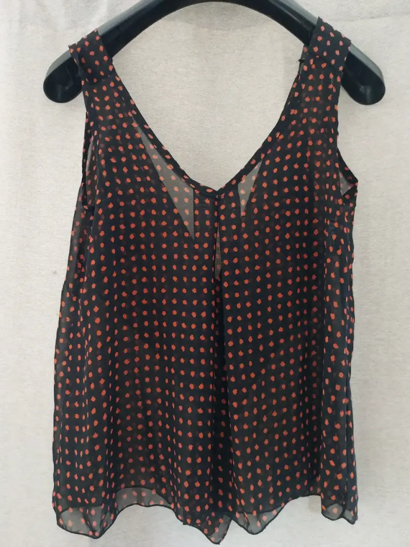 Blusa negra con lunares rojos - 2