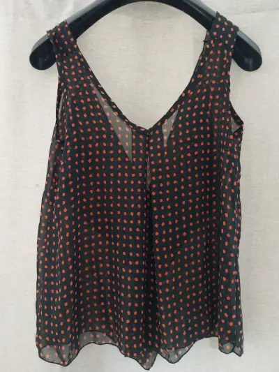 Blusa negra con lunares rojos - miniatura 2
