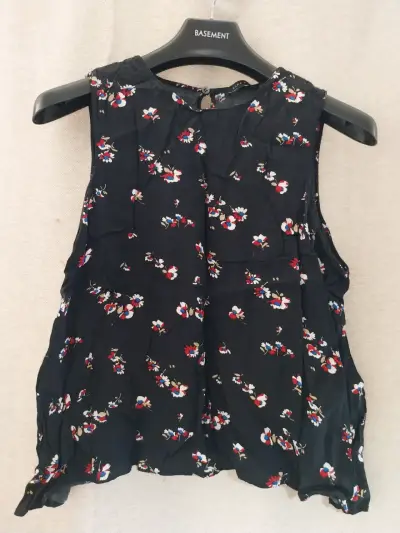Blusa negra con flores Zara - miniatura 1