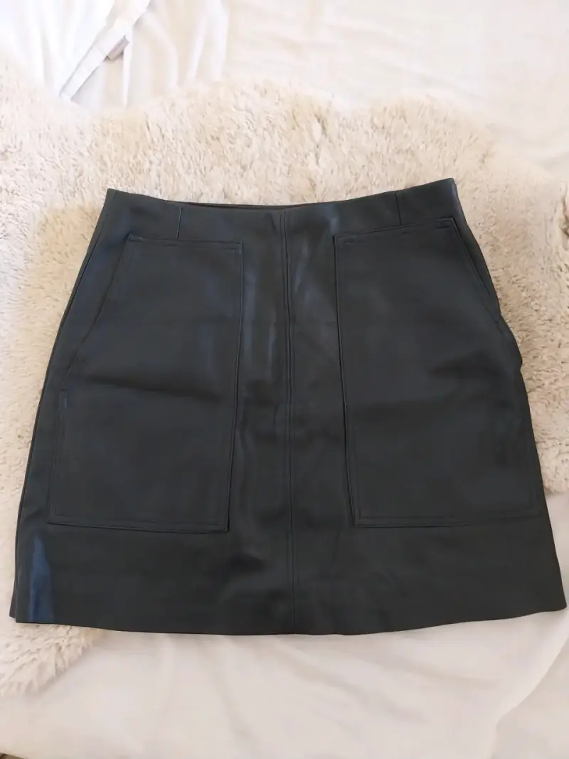 Minifalda negra con bolsillos - 1