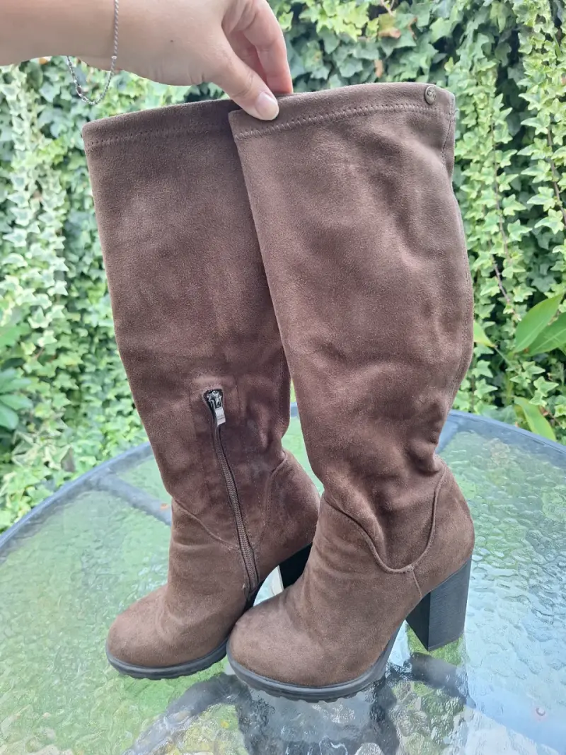 Botas de gamuza café con tacón