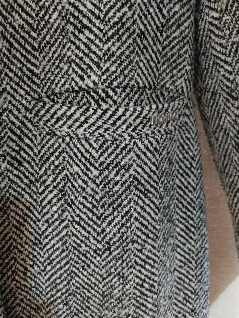 Abrigo gris estilo tweed - 3