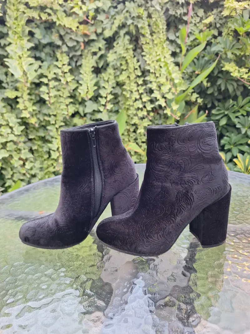 Botines negros con diseño floral