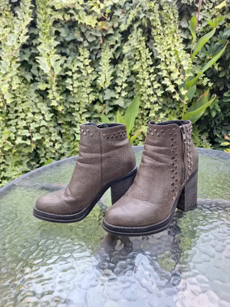 Botines con tachas