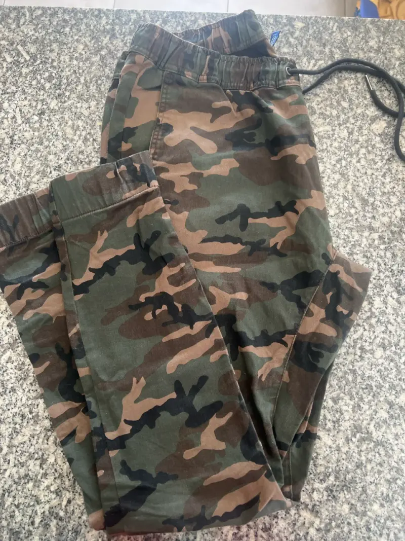 Pantalones camuflados hombre