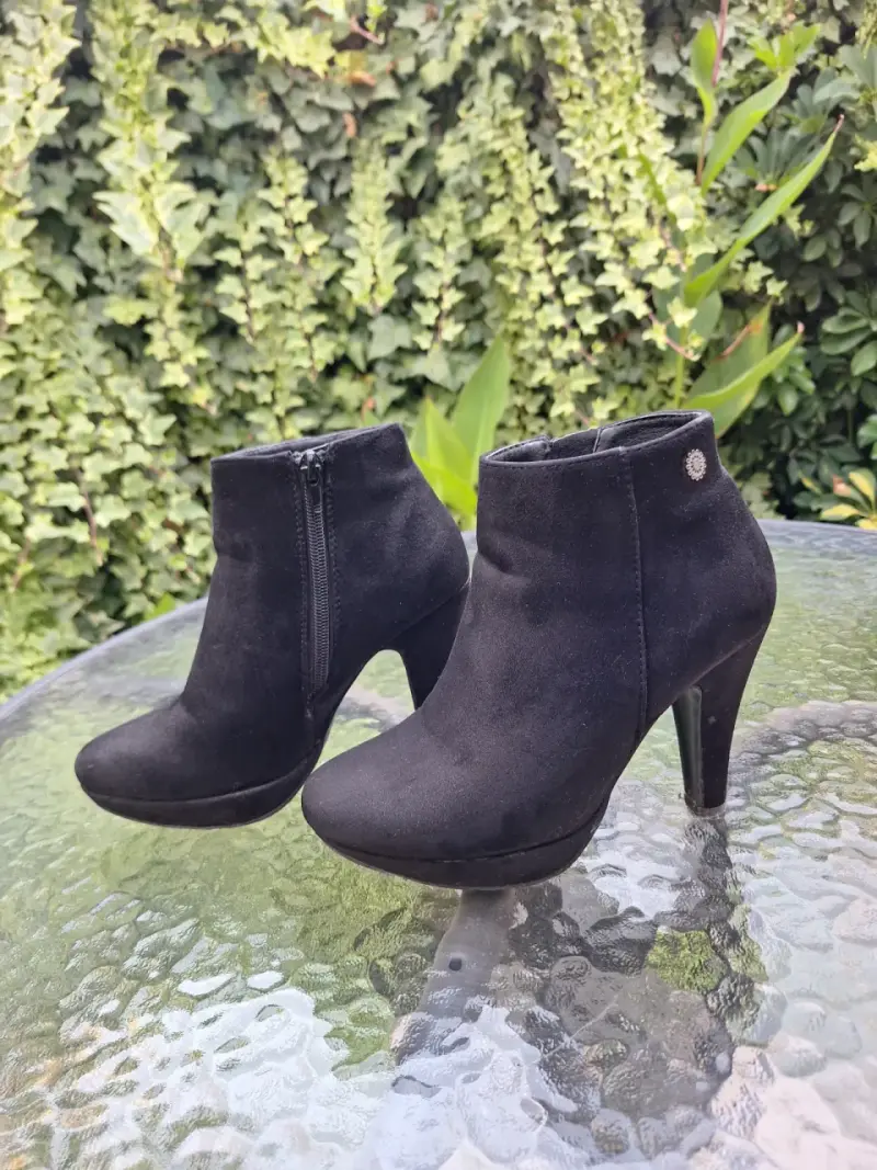 Botines negros con tacón alto