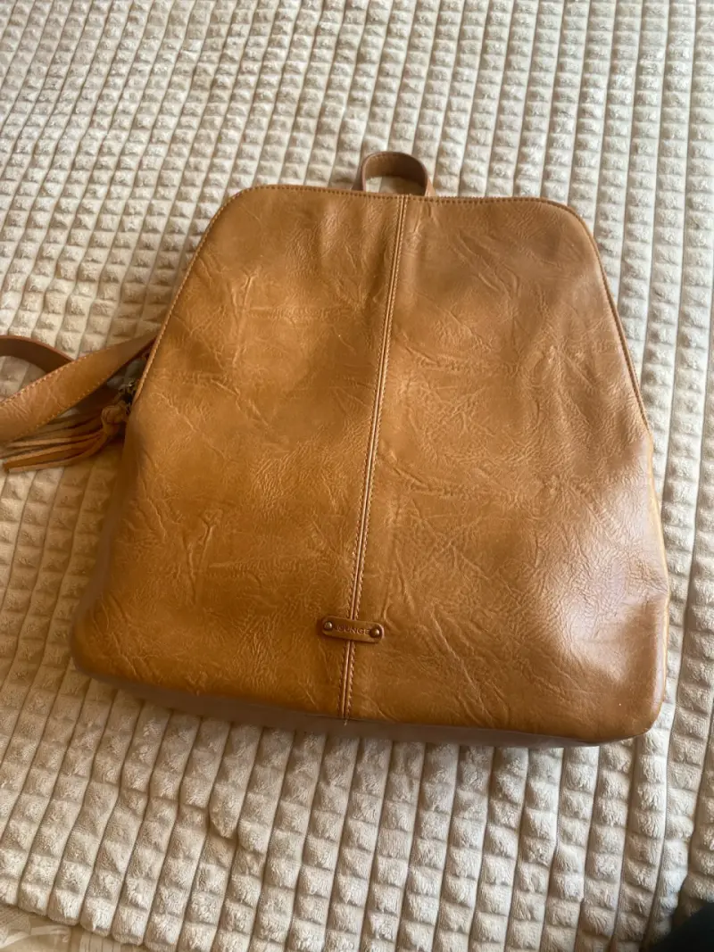 Mochila de cuero sintético café