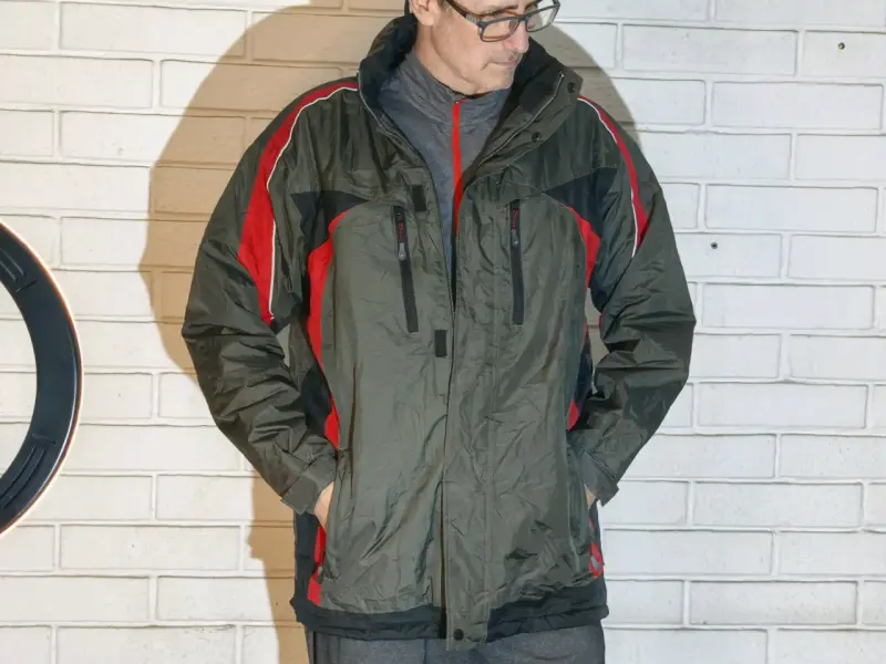 Chaqueta deportiva negra y gris - 2