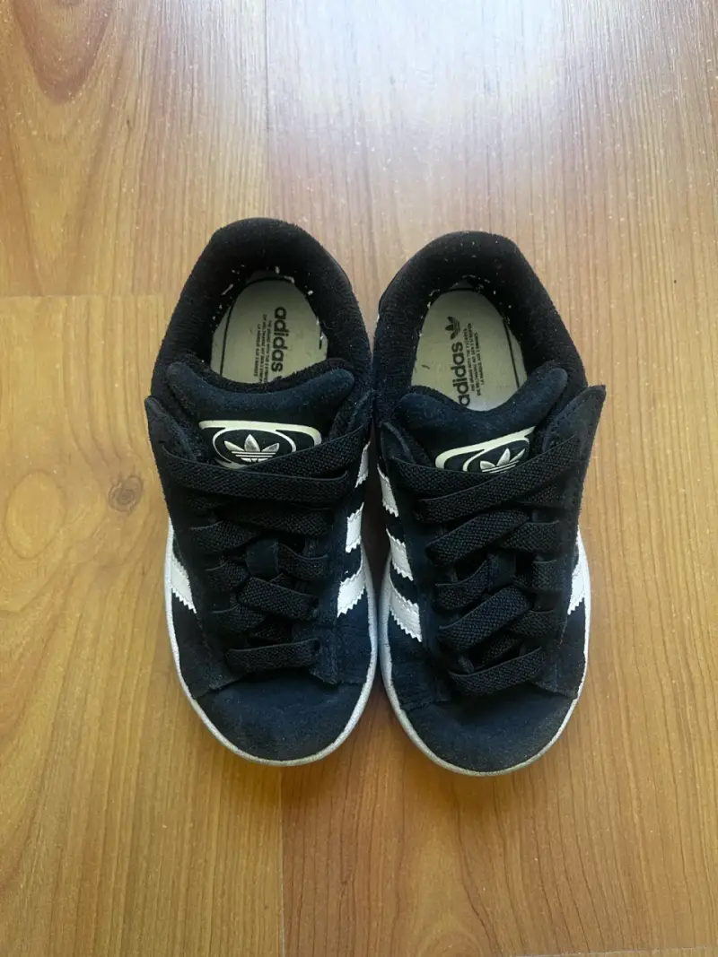 Zapatillas negras con franjas blancas - 2