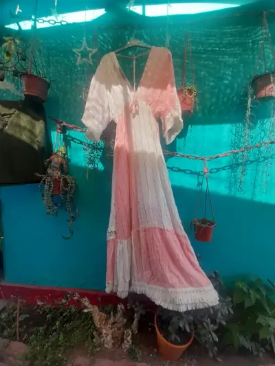 Vestido bohemio rosa y blanco - miniatura 3