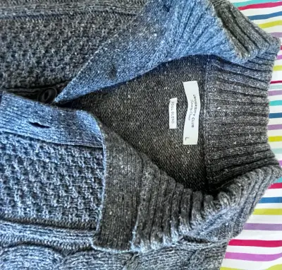 Suéter gris tejido para hombre - miniatura 2