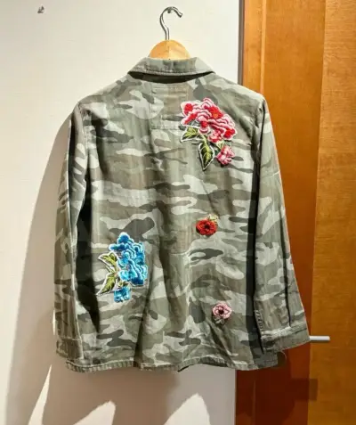 Chaqueta militar con bordado floral - miniatura 5