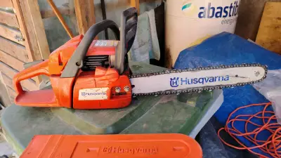 Motosierra Husqvarna naranja usada - miniatura 1
