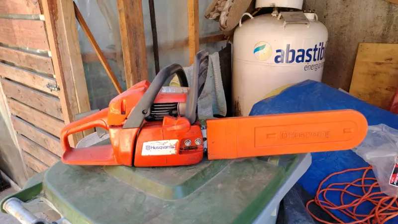Motosierra Husqvarna naranja usada - 2