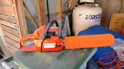 Motosierra Husqvarna naranja usada - miniatura 2