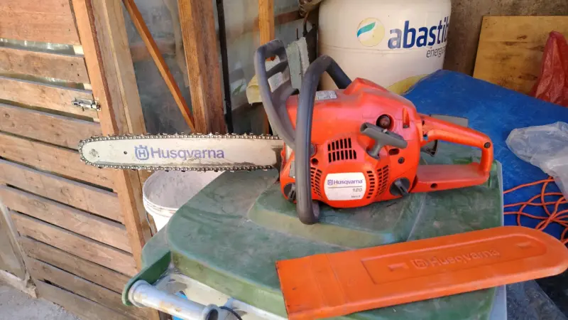Motosierra Husqvarna naranja usada - 3