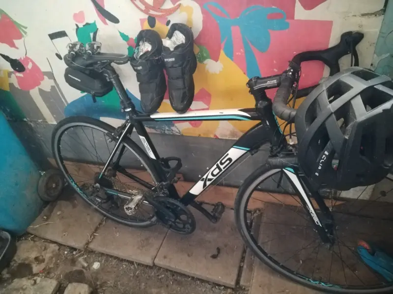 Bicicleta de ruta XDS con casco - 1
